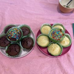 A picture of Sunday cupcakes🧁.