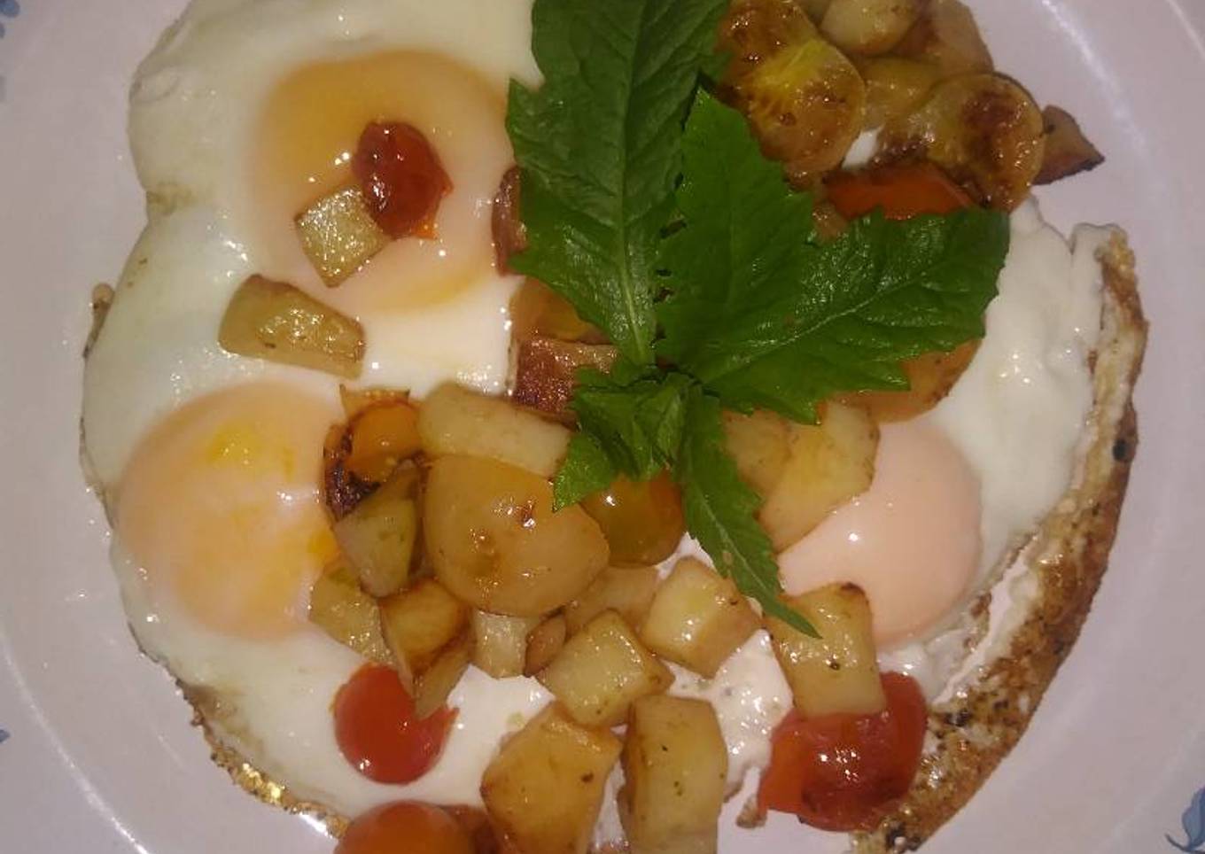 Huevos Estrellados con papas con Epazote