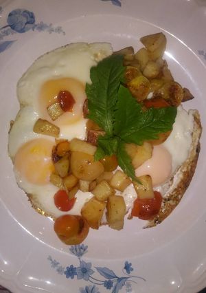 Una foto de Huevos Estrellados con papas con Epazote