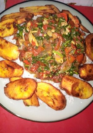 A picture of Tomato vegetable sauce with steamed white rice and fried plantai.