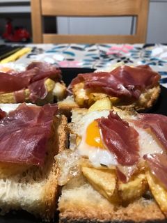 Una foto de Montadito de patata, huevo frito y jamón ☺️