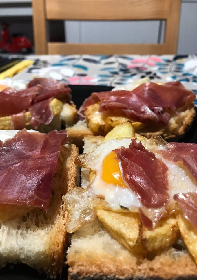 Una foto de Montadito de patata, huevo frito y jamón ☺️