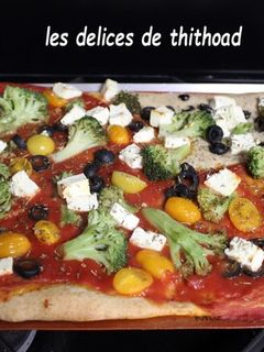 Une photo de Pizza, brocolis, feta et olives