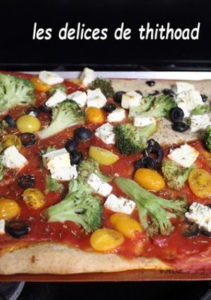 Une photo de Pizza, brocolis, feta et olives