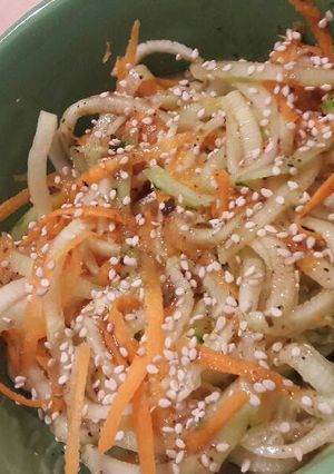 Una foto de Ensalada de pepino y zanahoria