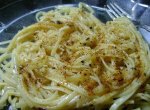 Una foto de Tallarines aglio olio de la nona