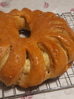Una foto de Rosca de jamón serrano y queso
