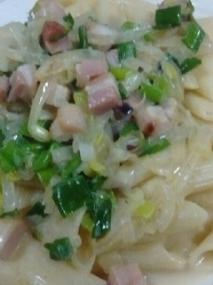 Una foto de Pasta con panceta y cebolla de verdeo