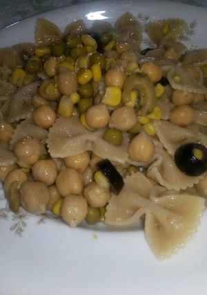 Foto di Farfalle integrali con ceci e misto di verdure