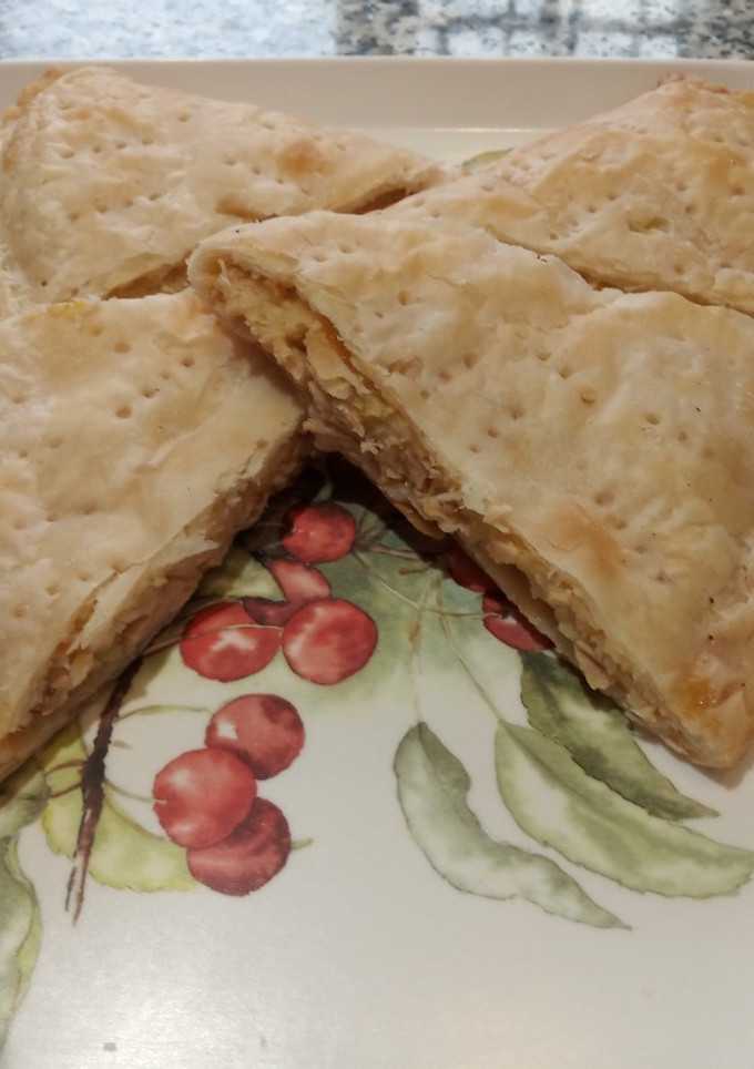 Una foto de Masa de hojaldre sin gluten con pollo queso y mermelada