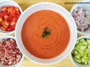 Une photo de gaspacho tomate