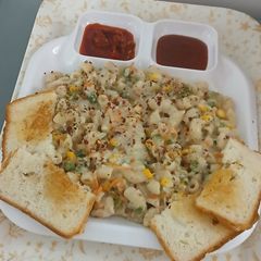 A picture of White sauce cheesy macaroni pasta.