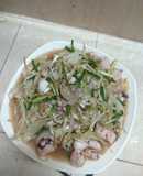 Mực xào hành tây và giá