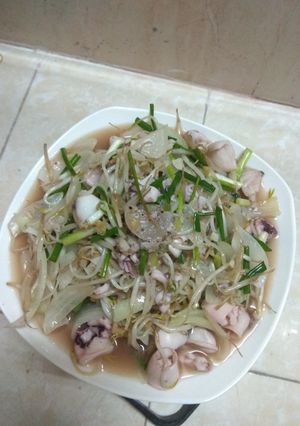 Hình của món Mực xào hành tây và giá.