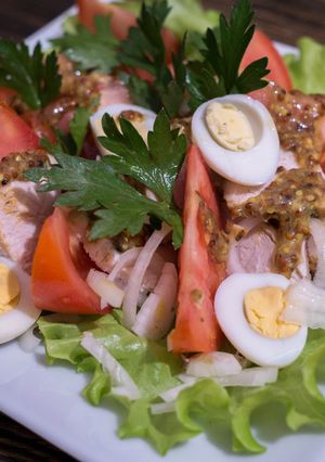 Фото Салат с запеченной грудкой и помидорами на новый год быка.