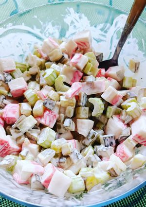 Zdjęcie przepisu Chrupiąca sałatka z paluszkami surimi.