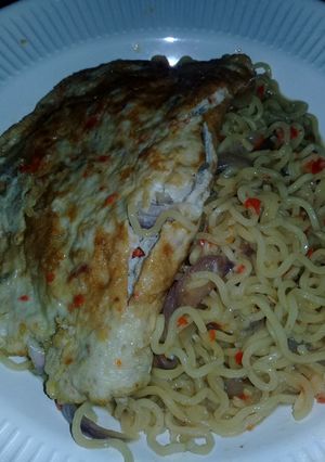 A picture of Indomie n egg.