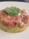 Tartar de atún sobre base de guacamole