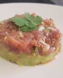 Tartar de atún sobre base de guacamole