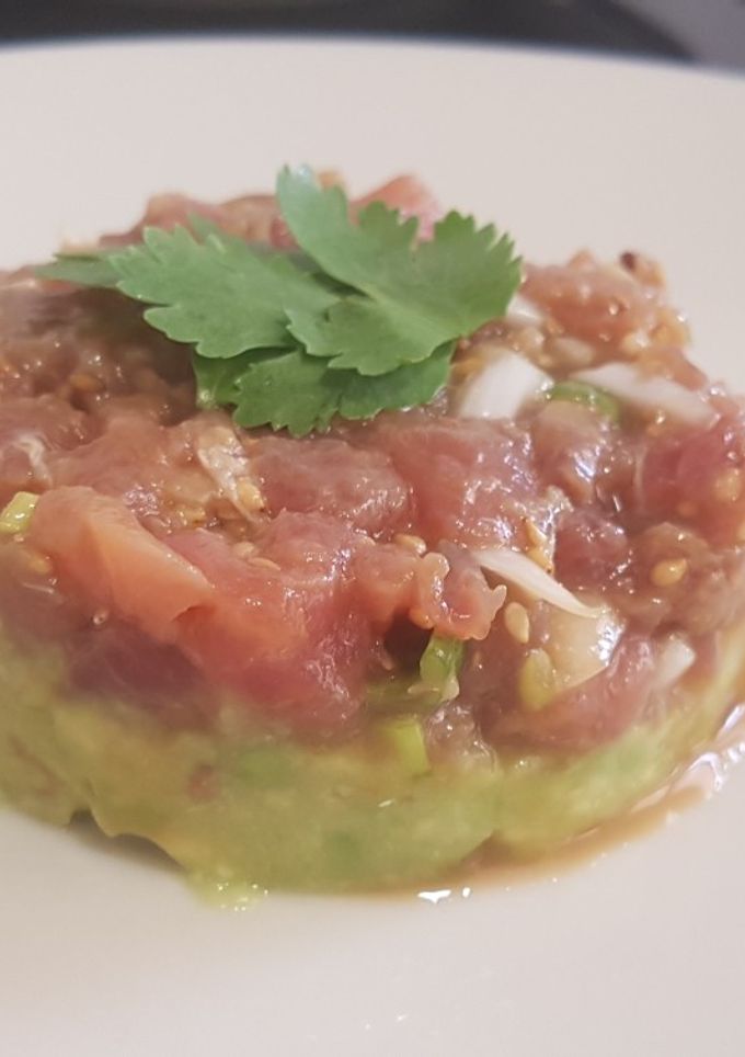 Una foto de Tartar de atún sobre base de guacamole