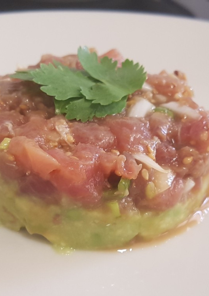 Una foto de Tartar de atún sobre base de guacamole