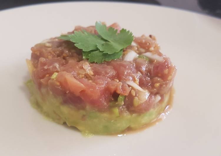 Tartar de atún sobre base de guacamole