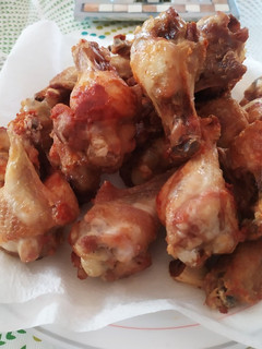 Una foto de Alitas de pollo fritas con ajo