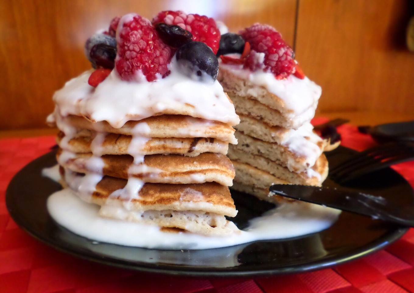 Tortitas de avena con queso batido y frutos rojos