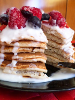 Una foto de Tortitas de avena con queso batido y frutos rojos