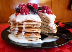 Foto principal de Tortitas de avena con queso batido y frutos rojos