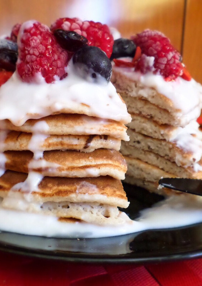 Una foto de Tortitas de avena con queso batido y frutos rojos