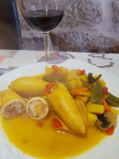 Una foto de Guiso de calamares rellenos