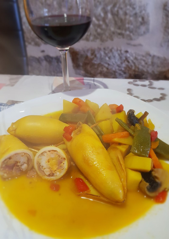 Una foto de Guiso de calamares rellenos