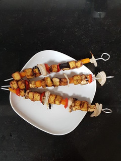Una foto de Brochetas de tofu y verdura satay