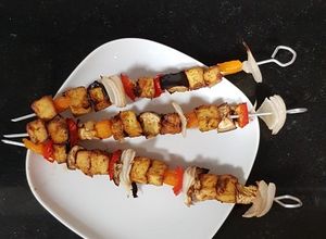 Una foto de Brochetas de tofu y verdura satay