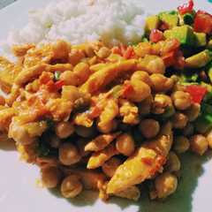 A picture of Pollo con garbanzos y arroz.