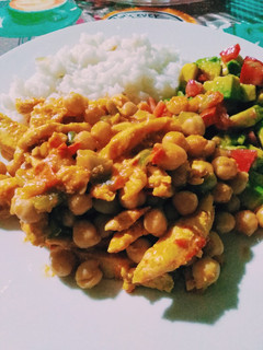 Una foto de Pollo con garbanzos y arroz