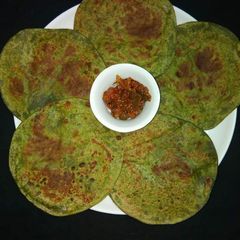 A picture of Bathuya paratha.