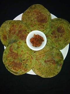 A picture of Bathuya paratha.