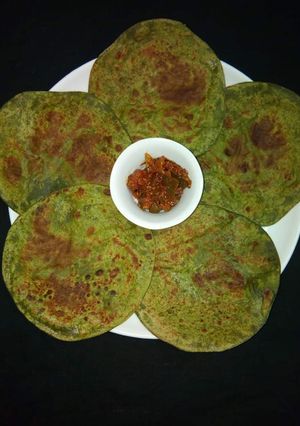 A picture of Bathuya paratha.