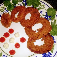 A picture of Cheesy onion rings.