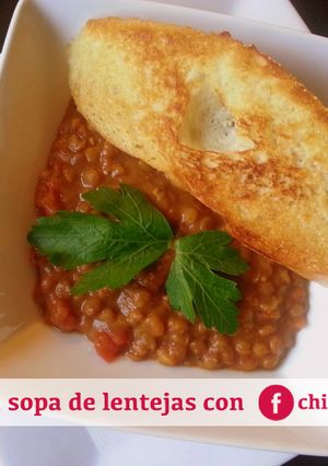 Una foto de Sopa de lentejas con salsa chipotle ¡Chipotlísima!