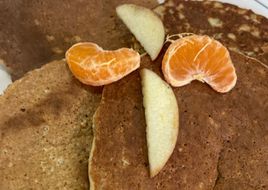 Pancakes de banana y kiwi con avena para bebés