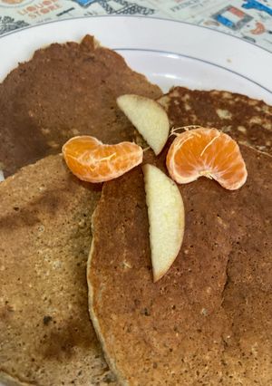 Una foto de Pancakes de banana y kiwi con avena para bebés