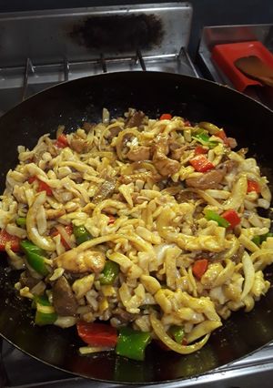 Una foto de Fideos de arroz salteados estilo oriental