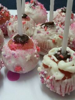 Una foto de Cake pops de fresa 🍓📍