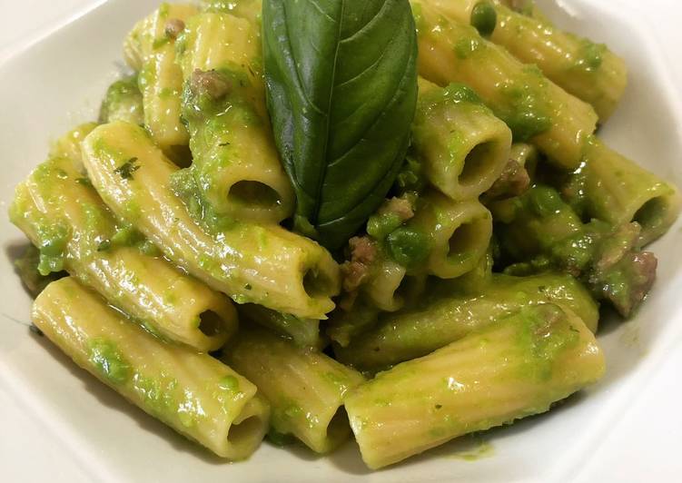 Simple Way to Prepare Ultimate Pasta con crema di piselli e salsiccia