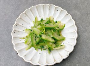 Hình của món Bí xanh xào đơn giản với tiêu.
