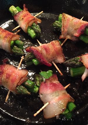 A picture of Bacon rolled asparagus.