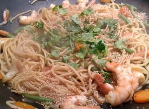 Una foto de Fideos con camarones